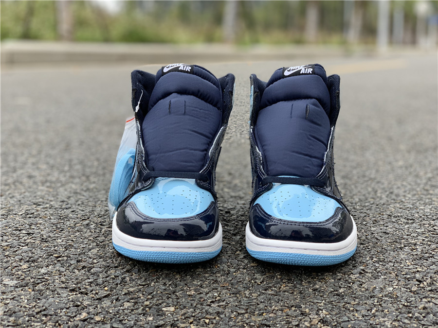 Air Jordan 1 Retro High OG "UNC" фото № 3