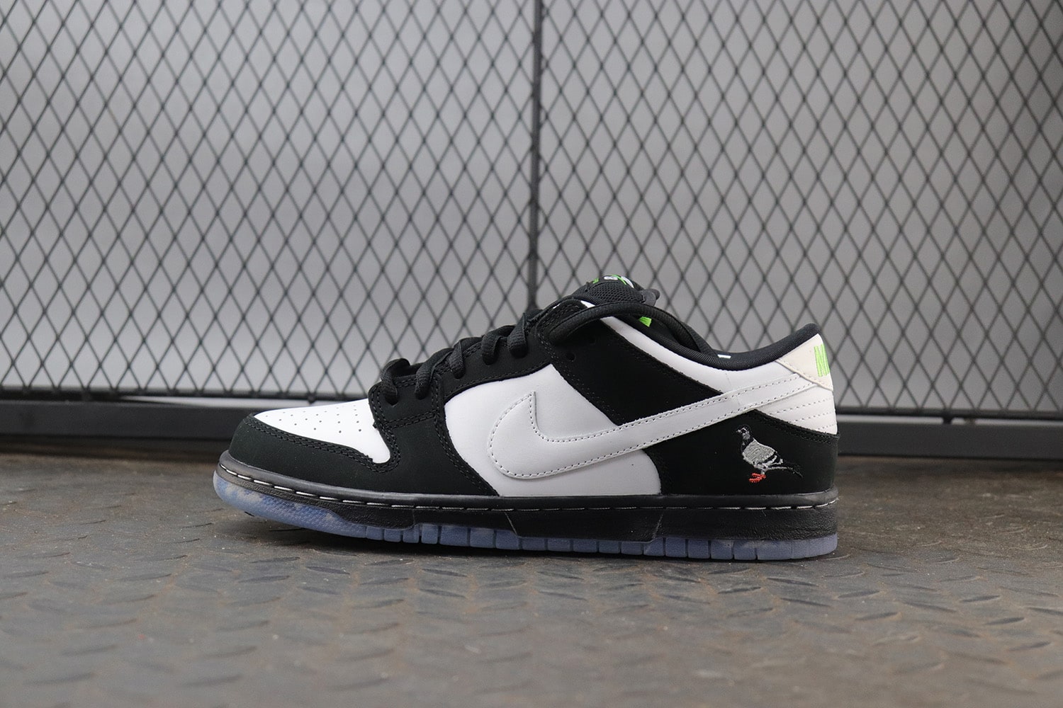 Jeff Staple x Nike SB Dunk Low "Pigeon" фото № 2