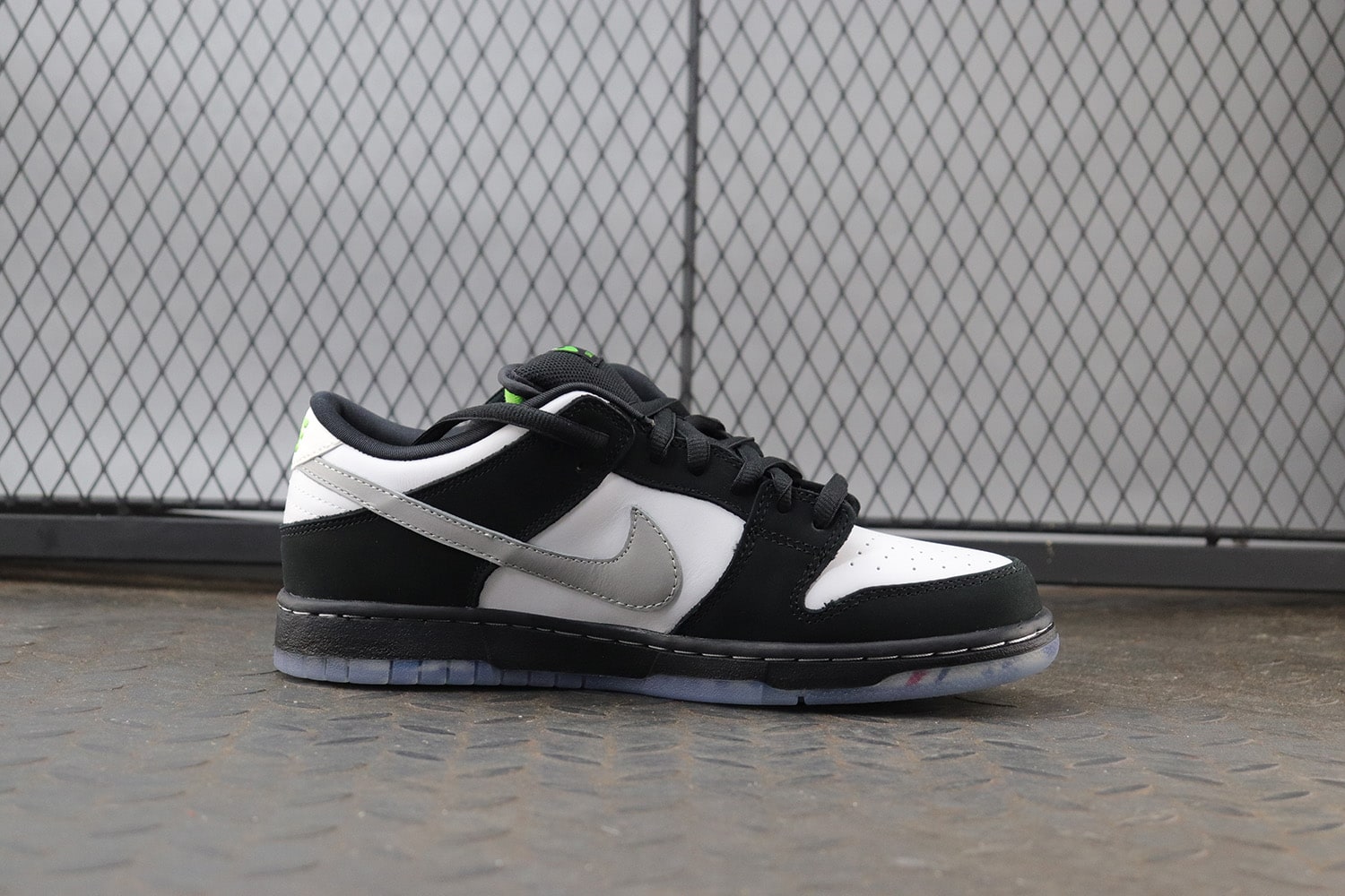 Jeff Staple x Nike SB Dunk Low "Pigeon" фото № 3