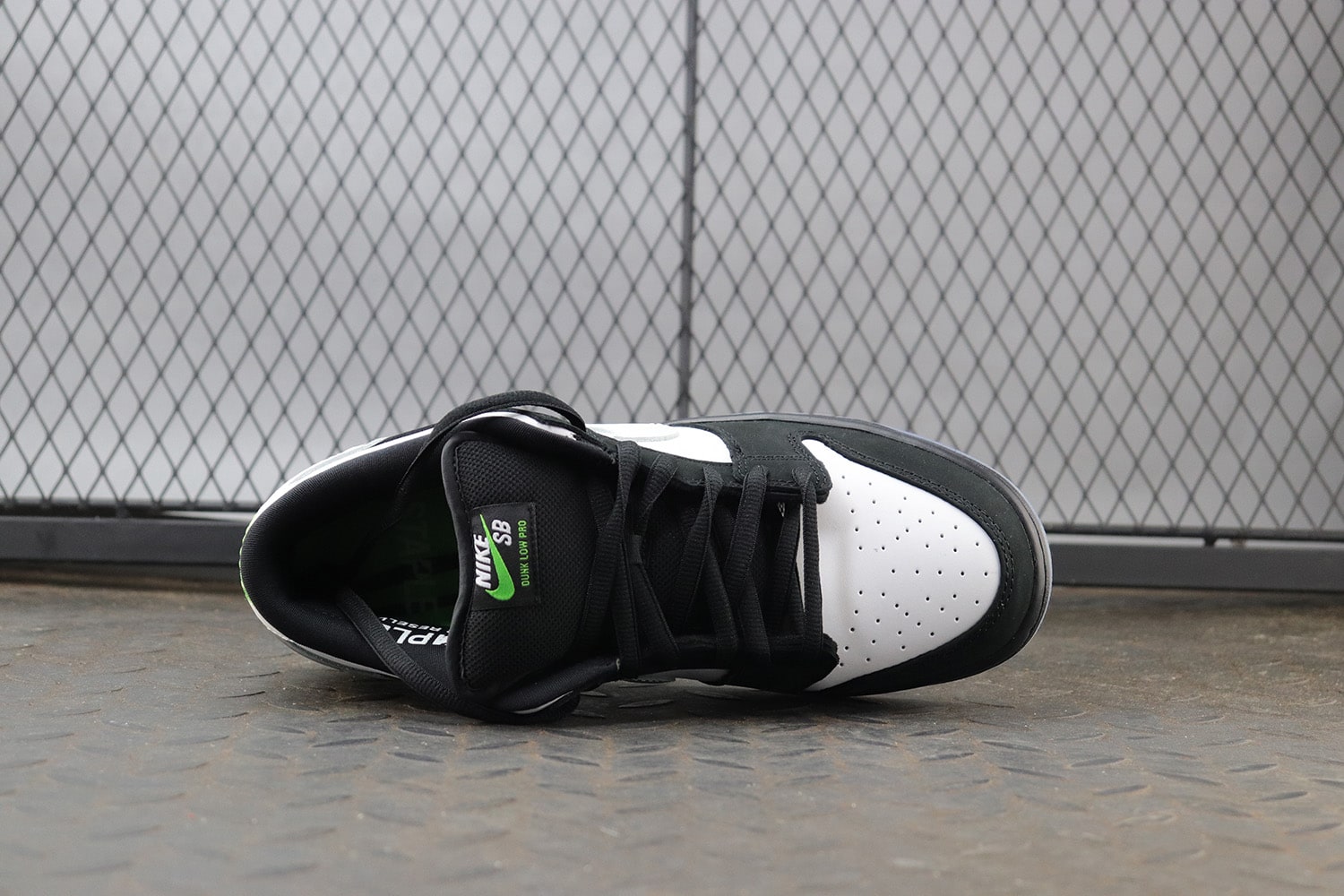 Jeff Staple x Nike SB Dunk Low "Pigeon" фото № 4