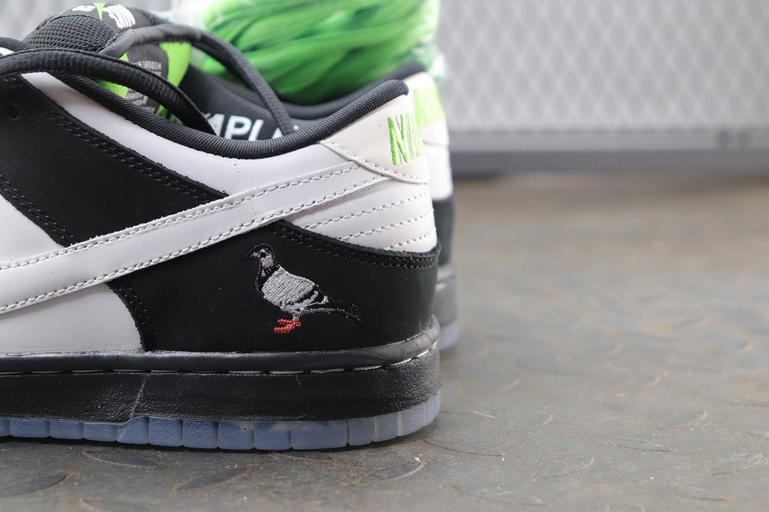 Jeff Staple x Nike SB Dunk Low "Pigeon" фото № 9