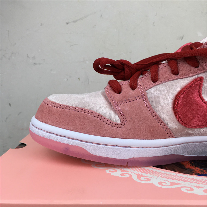 StrangeLove x Nike SB Dunk Low "Pink" фото № 5