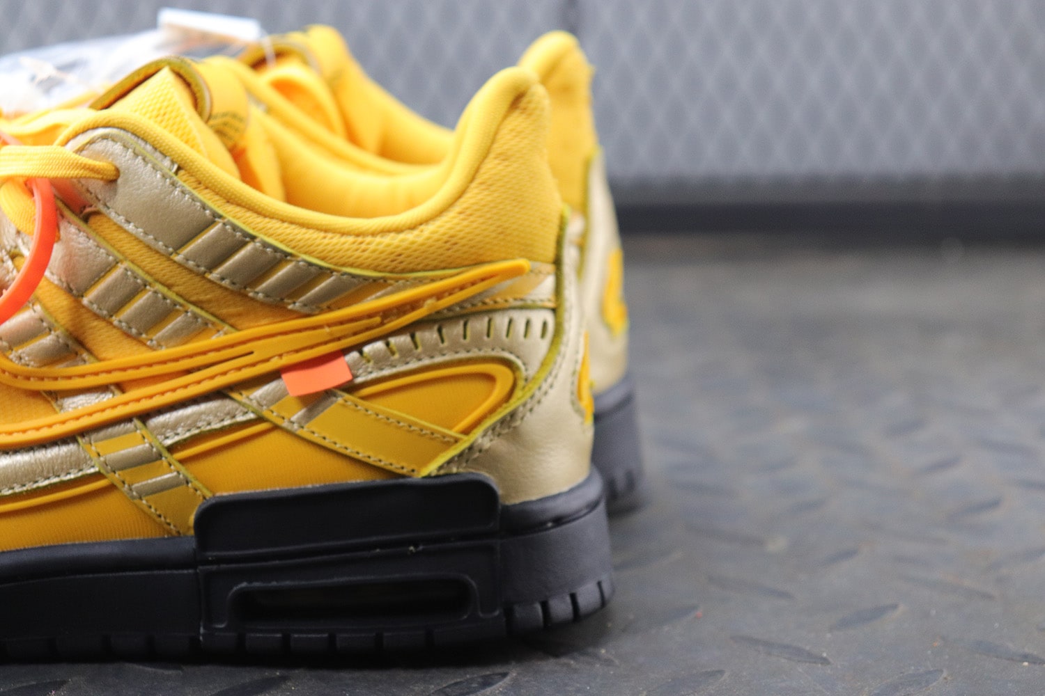 OFF-WHITE x Nike Air Rubber Dunk "Yellow" фото № 9