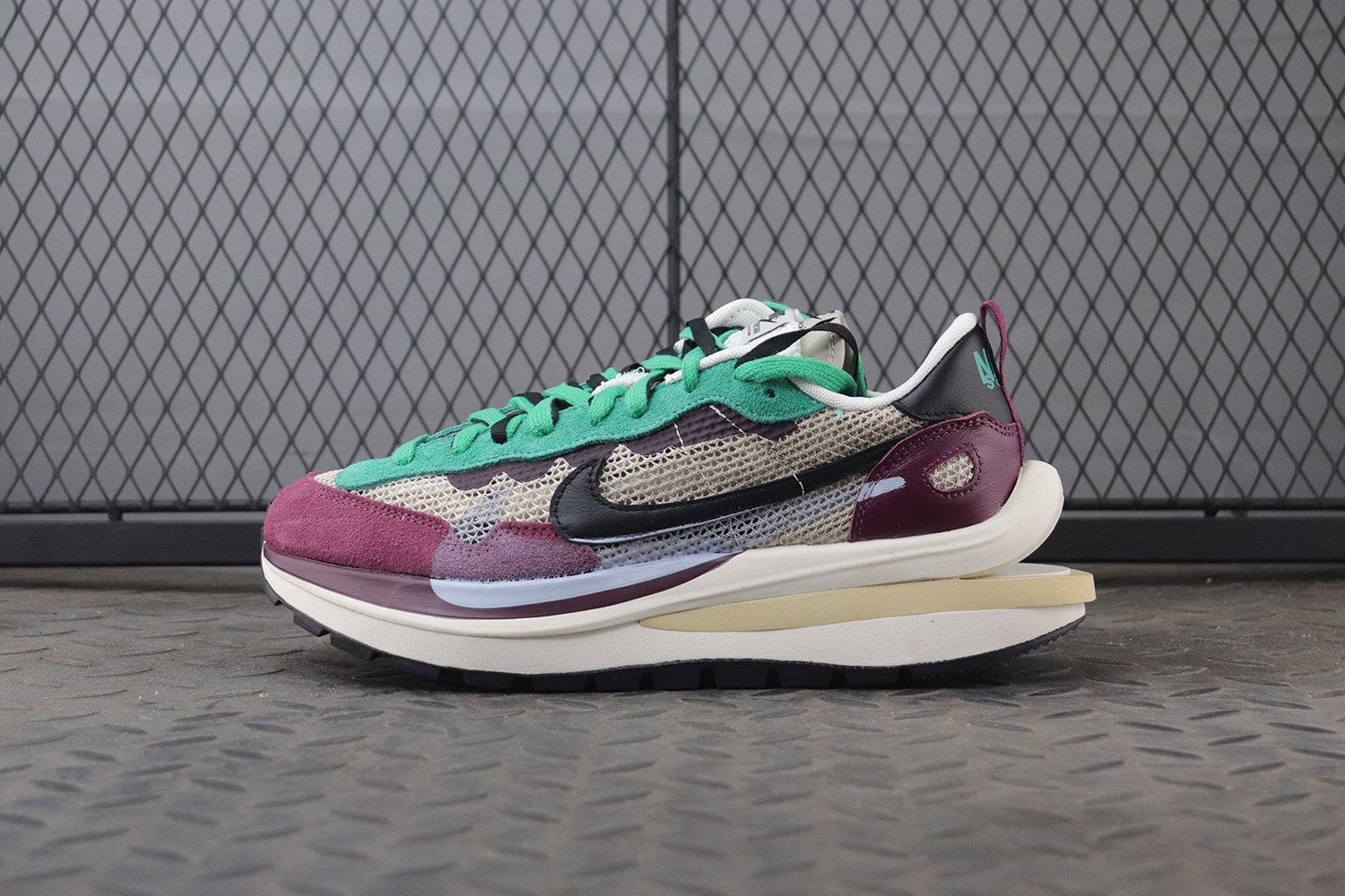 Sacai x Nike Vaporwaffle "Burgundy/Green/Beige" фото № 2