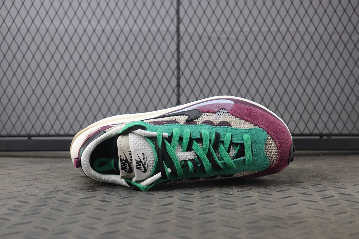 Sacai x Nike Vaporwaffle "Burgundy/Green/Beige" фото № 4