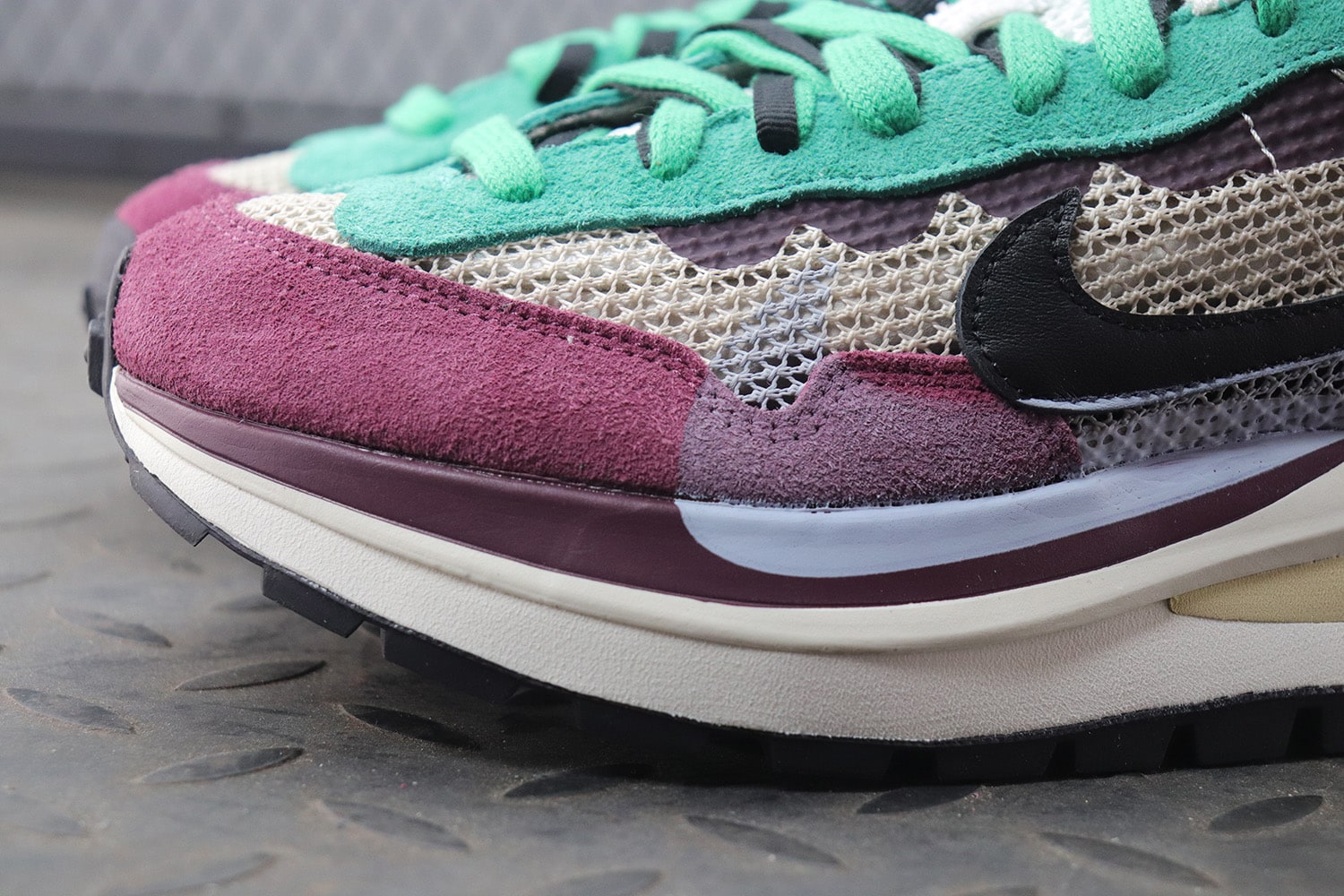 Sacai x Nike Vaporwaffle "Burgundy/Green/Beige" фото № 8