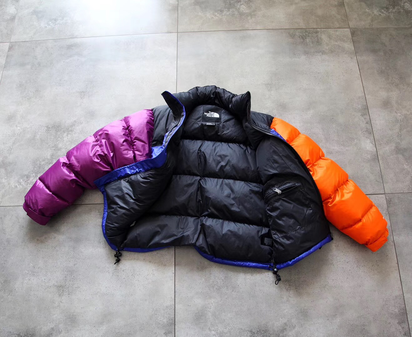 Пуховик The North Face Embroidery Logo 700 Purple And Orange Sleeve "Blue/Black" фото № 7