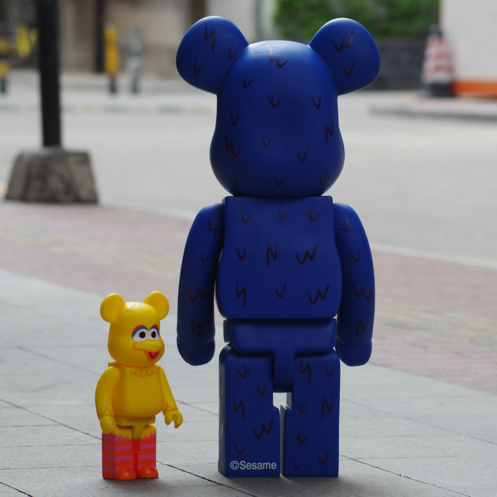 Игрушка BEARBRICK 1000% Cookie Monster "Blue" фото № 3