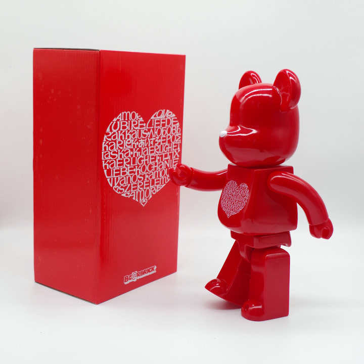 Игрушка BEARBRICK 400% International Love Heart "Red" фото № 4