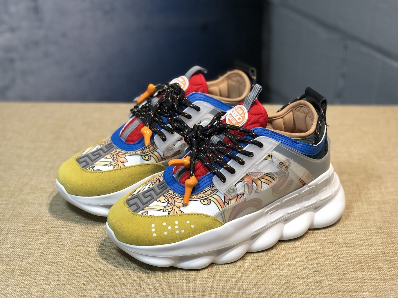 Versace Chain Reaction "White/Yellow and Baroque" фото № 4