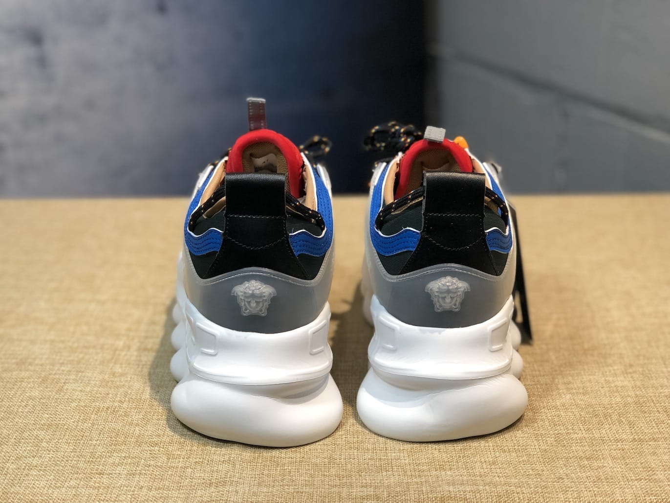 Versace Chain Reaction "White/Yellow and Baroque" фото № 6