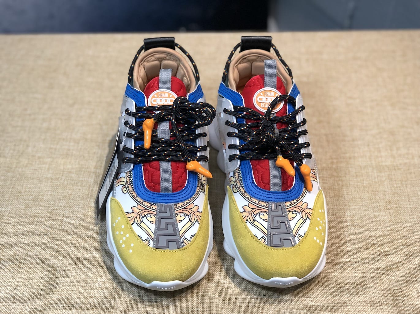 Versace Chain Reaction "White/Yellow and Baroque" фото № 7