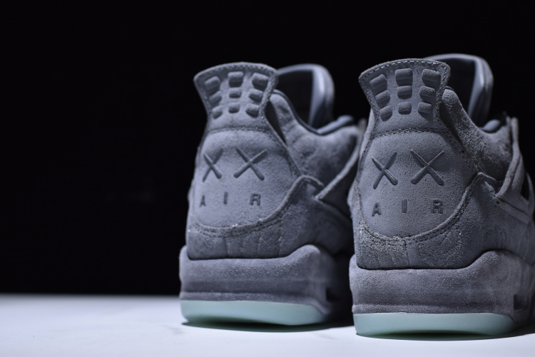 KAWS x Air Jordan 4 фото № 5