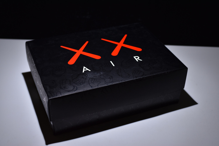 KAWS x Air Jordan 4 фото № 6